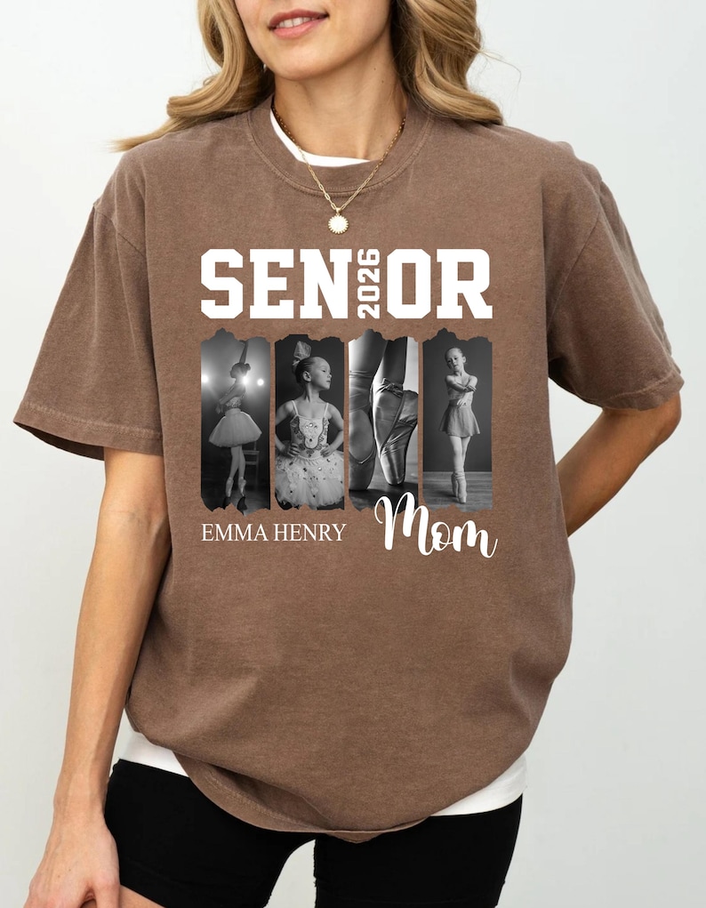Puede incluir: Una camiseta marr&oacute;n de manga corta con el texto blanco SENIOR 2026. Debajo del texto hay cuatro paneles fotogr&aacute;ficos verticales en blanco y negro de una bailarina. El nombre EMMA HENRY y la palabra Mom est&aacute;n impresos en blanco debajo.