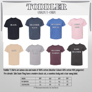 Może przedstawiać: Kolekcja ośmiu koszulek dla małych dzieci w kolorach czarnym, heather navy, heather royal, jasnor&oacute;żowym, piaskowym, sportowym szarym, heather maroon i ciemnoszarym. Tabela rozmiar&oacute;w pokazuje szerokości i długości w calach dla rozmiar&oacute;w 2T, 3T, 4T i 5T.