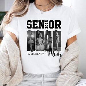 Puede incluir: Una camiseta blanca con el texto negro SENIOR 2026 y Mom. Debajo del texto hay cuatro paneles fotogr&aacute;ficos verticales en blanco y negro que muestran a una bailarina en varias poses. El nombre EMMA HENRY est&aacute; impreso en negro debajo.