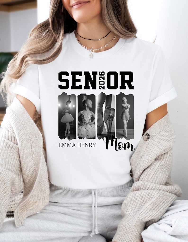 Puede incluir: Una camiseta blanca con el texto negro SENIOR 2026 y Mom. Debajo del texto hay cuatro paneles fotogr&aacute;ficos verticales en blanco y negro que muestran a una bailarina en varias poses. El nombre EMMA HENRY est&aacute; impreso en negro debajo.