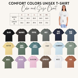 Puede incluir: Una tabla de colores y tallas de camisetas unisex Comfort Colors que incluye una tabla con medidas de ancho y largo en pulgadas para las tallas S a 2XL. Debajo de la tabla hay 18 muestras de camisetas etiquetadas como Black, Graphite, Pepper, Grey, True Navy, Blue Jean, Butter, Light Green, Blue Spruce, Ivory, Chambray, Bay, Moss, Orchid, Blossom, Espresso, White y Yam.