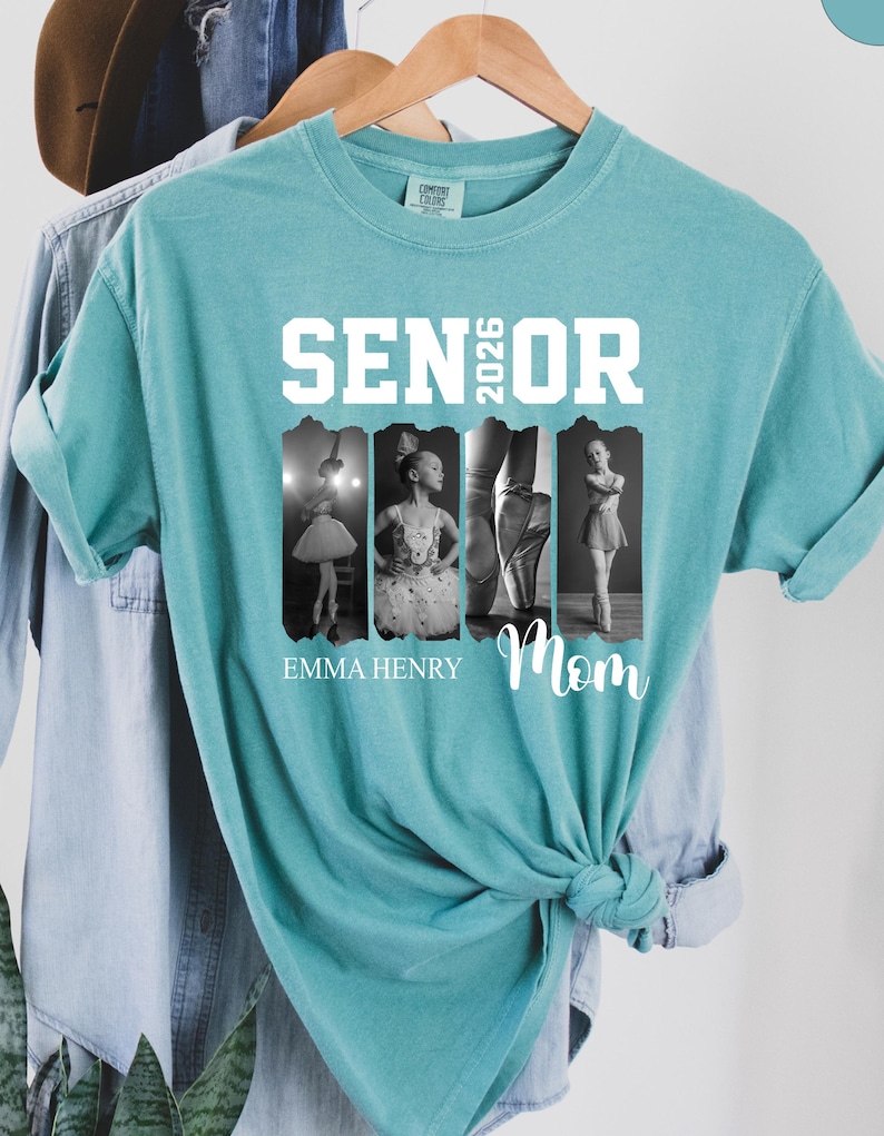 Puede incluir: Una camiseta de manga corta color verde azulado con el texto blanco SENIOR 2026 sobre cuatro paneles fotogr&aacute;ficos verticales en blanco y negro de una bailarina. Debajo de las fotos, el texto dice EMMA HENRY y Mom en letra cursiva blanca.