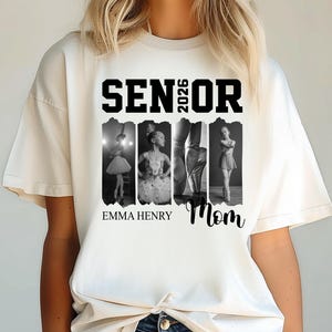 Puede incluir: Una camiseta de manga corta color blanco hueso con el texto negro SENIOR 2026. Debajo del texto hay cuatro paneles fotogr&aacute;ficos verticales en blanco y negro de una bailarina. El nombre EMMA HENRY est&aacute; impreso en negro a la izquierda y Mom en cursiva.