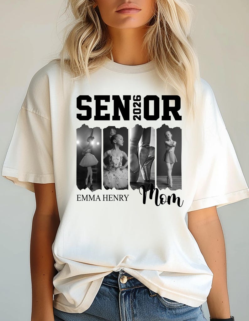 Puede incluir: Una camiseta de manga corta color blanco hueso con el texto negro SENIOR 2026. Debajo del texto hay cuatro paneles fotogr&aacute;ficos verticales en blanco y negro de una bailarina. El nombre EMMA HENRY est&aacute; impreso en negro a la izquierda y Mom en cursiva.