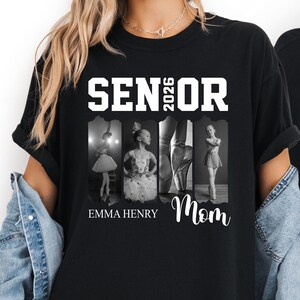 Puede incluir: Una camiseta negra con el texto blanco SENIOR 2026 en la parte superior. Debajo del texto hay cuatro paneles fotogr&aacute;ficos en blanco y negro que muestran a una bailarina de ballet en varias poses. El nombre EMMA HENRY est&aacute; impreso en blanco debajo de las fotos, con la palabra Mom en cursiva.