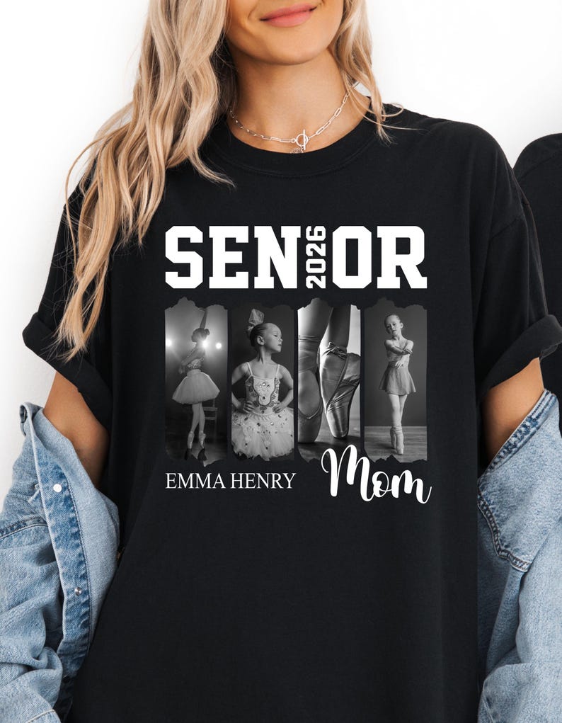 Puede incluir: Una camiseta negra con el texto blanco SENIOR 2026 en la parte superior. Debajo del texto hay cuatro paneles fotogr&aacute;ficos en blanco y negro que muestran a una bailarina de ballet en varias poses. El nombre EMMA HENRY est&aacute; impreso en blanco debajo de las fotos, con la palabra Mom en cursiva.