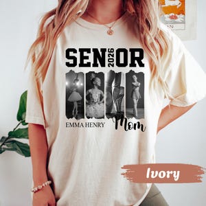 Puede incluir: Una camiseta de color marfil con el texto negro SENIOR 2026 y Mom. Debajo del texto hay cuatro paneles fotogr&aacute;ficos verticales en blanco y negro que muestran a una bailarina en varias poses. El nombre EMMA HENRY est&aacute; impreso en negro debajo.