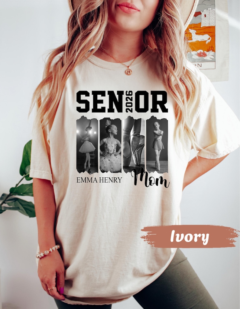 Puede incluir: Una camiseta de color marfil con el texto negro SENIOR 2026 y Mom. Debajo del texto hay cuatro paneles fotogr&aacute;ficos verticales en blanco y negro que muestran a una bailarina en varias poses. El nombre EMMA HENRY est&aacute; impreso en negro debajo.