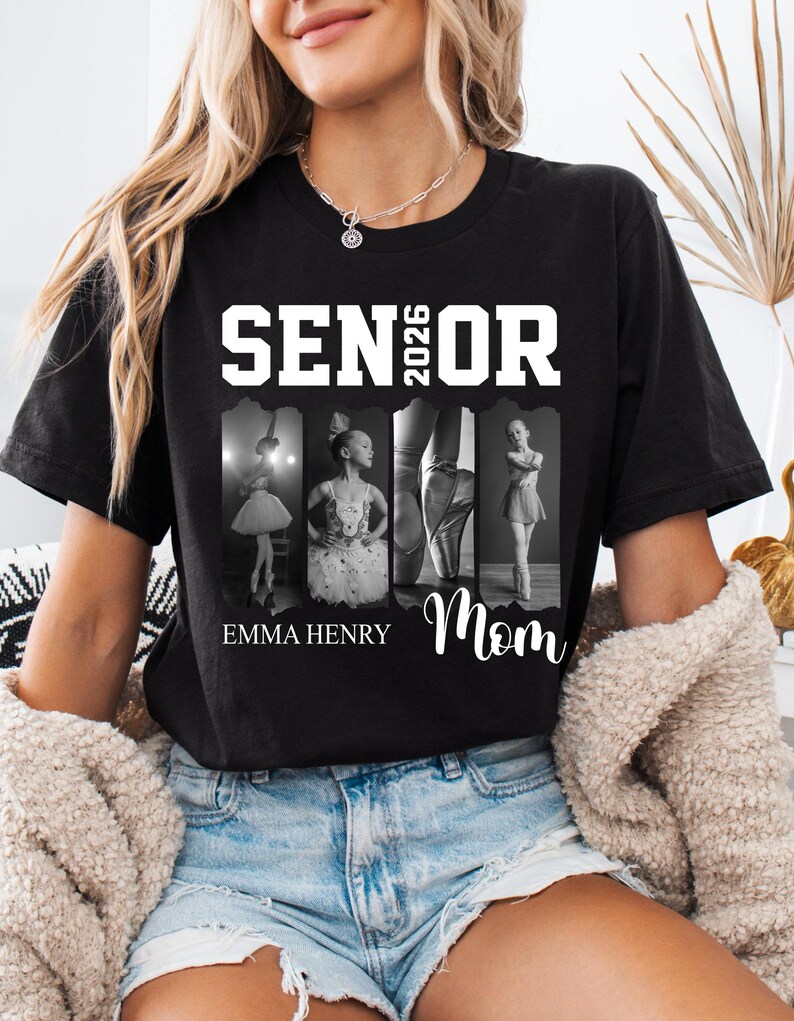 Puede incluir: Una camiseta negra de manga corta con el texto blanco SENIOR 2026 en la parte superior. Debajo del texto hay cuatro paneles fotogr&aacute;ficos en blanco y negro de una bailarina. El nombre EMMA HENRY est&aacute; impreso a la izquierda y Mom a la derecha.