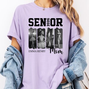 Puede incluir: Una camiseta de color morado claro con el texto SENIOR 2026 en letras negras de bloque. Debajo del texto hay cuatro paneles fotogr&aacute;ficos en blanco y negro de una bailarina. El nombre EMMA HENRY est&aacute; impreso en negro junto a la palabra Mom.