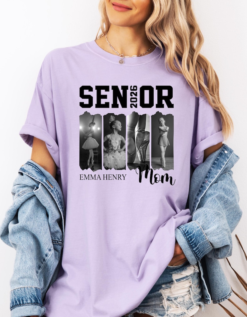 Puede incluir: Una camiseta de color morado claro con el texto SENIOR 2026 en letras negras de bloque. Debajo del texto hay cuatro paneles fotogr&aacute;ficos en blanco y negro de una bailarina. El nombre EMMA HENRY est&aacute; impreso en negro junto a la palabra Mom.