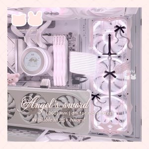 Peut inclure: Un boîtier d'ordinateur personnalisé blanc et rose, avec un design d'ailes d'ange et d'épée. Le texte "Angel's sword" et "available in 25+ couleurs!" est visible. Le boîtier mesure 360 mm. L'esthétique générale est douce et décorative.
