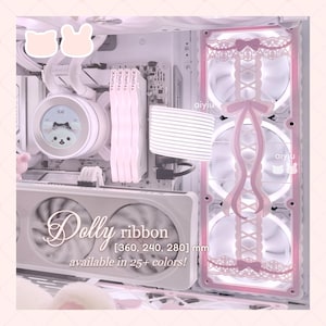Peut inclure: Un ordinateur personnalisé avec une esthétique rose et blanche. Le boîtier présente un design "Dolly ribbon", avec du texte indiquant qu'il est disponible en 25+ couleurs et des dimensions de [360, 240, 280] mm. Composants : ventilateurs, water cooler, RAM.