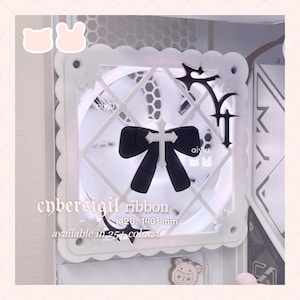 Peut inclure: Cache-ventilateur d'ordinateur blanc avec un nœud noir et un motif de croix. Le cache a un bord festonné décoratif et comprend le texte "cybersigil ribbon" et des mesures de 120 et 140 mm. Disponible en plus de 25 couleurs.