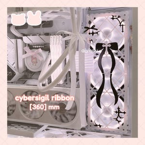 Könnte beinhalten: Ein weißes Computergehäuse mit einem dekorativen schwarzen Design und einem weißen Band. Der Text "cybersigil ribbon [360] mm" ist sichtbar. Das Gehäuse hat interne Komponenten und Lüfter.