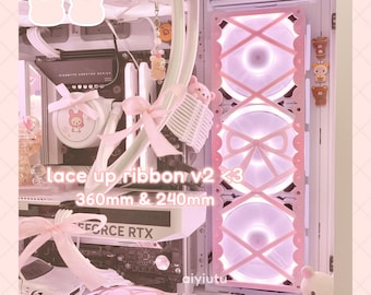 Könnte beinhalten: Rosa-weißes Computergehäuse mit einem Schleifen-Design. Das Gehäuse hat eine transparente Seitenwand, die einen rosa-weißen Lüfter mit Schleifen-Design freilegt. Der Text "lace up ribbon v2 <3 360mm & 240mm" ist auf dem Gehäuse sichtbar.