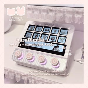 Może przedstawiać: Biały stream deck z ekranem wyświetlającym różne obrazy i czterema różowo-białymi pokrętłami w stylu narutomaki. Widoczny jest tekst "narutomaki set of 4 - stream deck knobs". Obraz zawiera również tekst "the original cutesy knobs".