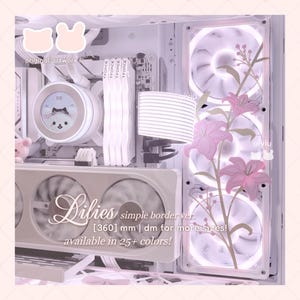 Könnte beinhalten: Ein weißes Computergehäuse mit internen Komponenten, einschließlich Lüftern und einem Flüssigkeitskühler. Rosa Lilienblumen-Dekorationen befinden sich an der Seite. Der Text auf dem Gehäuse lautet "Lilies simple border ver. [360] mm | dm for more sizes! available in 25+ Farben!"