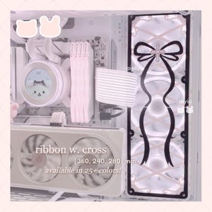 Puede incluir: Interior de una caja de ordenador con una estética blanca y rosa. La imagen presenta una cinta decorativa con un diseño de cruz, disponible en varios colores. El texto en la imagen dice "ribbon w. cross [360, 240, 280] mm disponible en 25+ colores!"