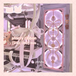 Può includere: Un case per computer personalizzato con un'estetica rosa e bianca. Il case presenta un pannello rosa decorativo con disegni a fiocco e stella e tre ventole illuminate. Il testo "starry ribbon [240, 360] mm" è visibile.