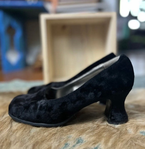 1990s Rampage Cindi SZ 6.5M Black Velvet Pumps