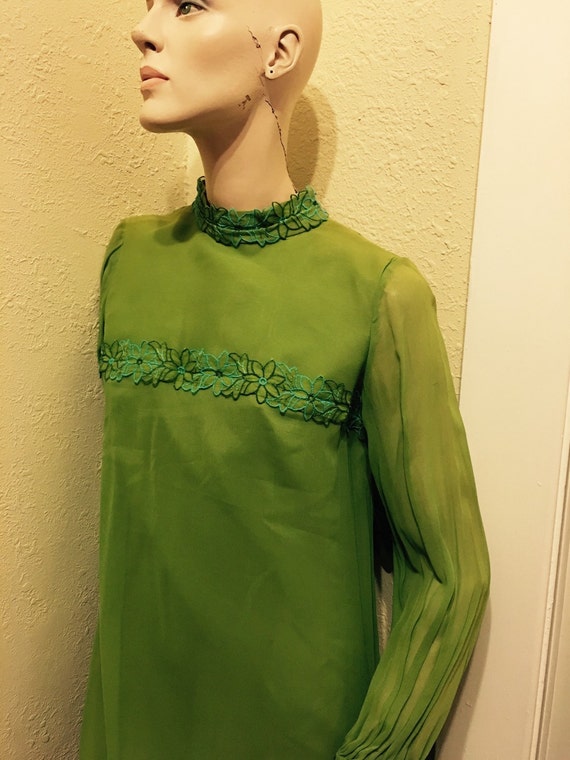 Grass green chiffon formal gown - image 4