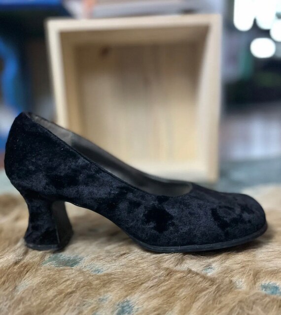 1990s Rampage Cindi SZ 6.5M Black Velvet Pumps - image 4