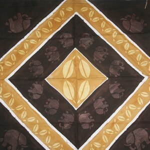 Tavolo con motivo Elephant Walk, geometrico, con motivo a conchiglia di ciprea, dipinto a mano in Sud Africa, 29" X 31"