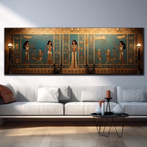 Può includere: Una stampa incorniciata di un dipinto murale egizio antico che raffigura cinque figure in un ambiente blu e oro. Le figure indossano abiti e gioielli egizi tradizionali. Il dipinto è incorniciato in una cornice dorata e appeso a una parete bianca.