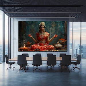Puede incluir: Una pintura de una mujer con un sari rojo y dorado, sentada en una postura meditativa con las manos extendidas. Est&aacute; rodeada de velas y flores. La pintura tiene un fondo oscuro.