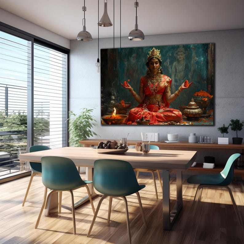 Puede incluir: Una pintura de una mujer con un sari rojo y dorado, sentada en una postura meditativa con las manos levantadas. Est&aacute; rodeada de flores e incienso, y el fondo es azul oscuro.