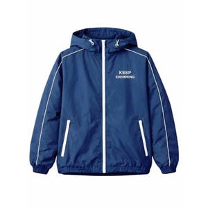Puede incluir: Chaqueta con capucha azul marino con ribetes blancos y cremallera blanca. La chaqueta tiene la frase "KEEP SWIMMING" impresa en blanco en el pecho. Tiene capucha y dos bolsillos delanteros.