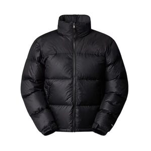 Puede incluir: Chaqueta acolchada negra con cuello alto y cremallera completa. La chaqueta tiene un diseño acolchado y está hecha de un material brillante y resistente al agua. Las mangas tienen puños elásticos.