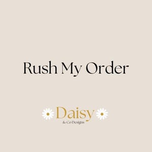 Puede incluir: Texto que dice "Rush My Order" en fuente negra sobre un fondo beige claro. Debajo del texto hay un logotipo que dice "Daisy & Co Designs" en fuente dorada con dos flores de margarita blancas a cada lado del texto.