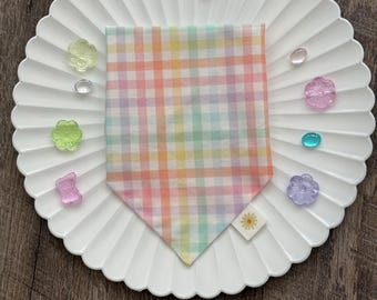 Pañuelo de Pascua para perro o gato con estampado de cuadros arcoíris en tonos pastel • Pañuelo de primavera para mascotas • Pañuelo para mascotas con lazo • Pañuelo bonito para perro o gato • Pañuelo para perro o gato