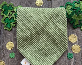 Pañuelo para perro o gato de punto acanalado ondulado verde lima empolvado • Pañuelo para mascotas de punto acanalado • Pañuelo para mascotas con lazo • Pañuelo para perros del Día de San Patricio •