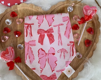 Bandana para perro o gato con lazo rosa coquette • Bandana para mascota con corazón rosa • Bandana para mascota para atar • Bandana para perro o gato de San Valentín • Bandana para perro o gato