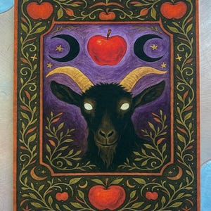Schwarzer Phillip Kunstdruck – Gothic Folk Art Print, Ziege mit Äpfeln und Monden, Witchy Wandkunst, Halloween Wanddekoration, Live Deliciously