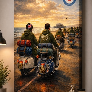 Könnte beinhalten: Ein Leinwanddruck, der eine Gruppe von Personen auf Rollern entlang einer Küstenstraße bei Sonnenuntergang zeigt. Die Fahrer tragen olivgrüne Jacken, eine davon mit einem WHO-Logo, und Helme. Die Roller sind mit gerolltem Gepäck beladen. Am Himmel ist eine blau-weiß-rote Kokarde zu sehen.
