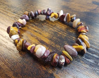 Mookaite Chip Bracelet, Natural Gemstone Beads (7" Stretch)