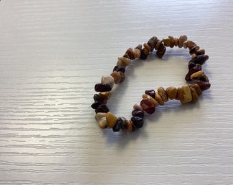 Mookaite Jasper Chip Bracelet, Natural Gemstone Beads (7” Stretch)
