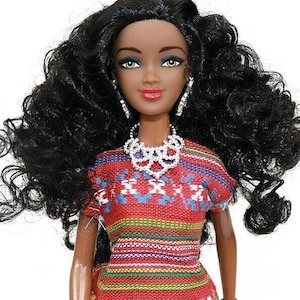 Increíble muñeca afroamericana negra de 12,5 pulgadas con cabello negro natural y vestido exótico.
