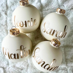 Personalisierte Weihnachtskugel aus Glas – Handgefertigtes Geschenk mit Namen oder Datum – Perfekt als Weihnachtsgeschenk