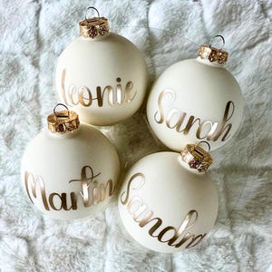 Personalized glass Christmas ornament – Handmade gift with name or date – Perfect as a Christmas present