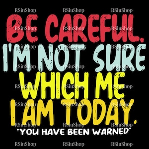 Könnte beinhalten: Schwarzer Hintergrund mit dem Text "BE CAREFUL I'M NOT SURE WHICH ME I AM TODAY. YOU HAVE BEEN WARNED." in Rot, Hellblau und Gelb, mit einem Used-Look-Schriftstil.