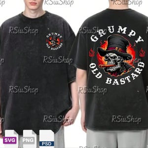 Könnte beinhalten: Schwarzes, säuregewaschenes T-Shirt mit einem Totenkopf, der einen Zylinder trägt und eine Zigarre raucht. Der Text lautet "GRUMPY OLD BASTARD" in einem kreisförmigen Design. Das gleiche Design ist vorne kleiner.
