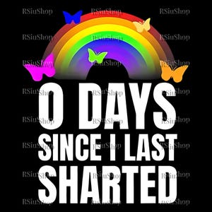 Puede incluir: Diseño gráfico negro con un arcoíris y mariposas. El texto dice "0 DAYS SINCE I LAST SHARTED" en letras blancas y en negrita. El arcoíris tiene los colores rojo, naranja, amarillo, verde, azul y morado.