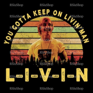 Puede incluir: Un diseño de camiseta negra con un hombre sonriente y el texto "YOU GOTTA KEEP ON LIVIN MAN" encima. La palabra "LIVIN" está escrita en letras amarillas grandes debajo. El fondo presenta un diseño retro de puesta de sol.