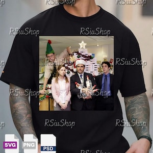 Könnte beinhalten: Schwarzes T-Shirt mit einem Aufdruck einer Weihnachtsszene aus der Fernsehserie "The Office". Das Bild zeigt Charaktere in einem dekorierten Büro, mit dem Text "RSiuShop". Das Design ist auf der Vorderseite aufgedruckt.