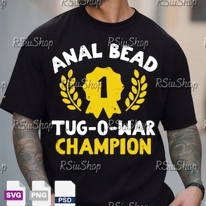 Peut inclure: T-shirt noir avec l'inscription "ANAL BEAD TUG-O-WAR CHAMPION" en blanc et jaune. Le motif comprend un ruban jaune avec le chiffre "1" et des couronnes de laurier. Le t-shirt a également des icônes de fichiers SVG, PNG et PSD.